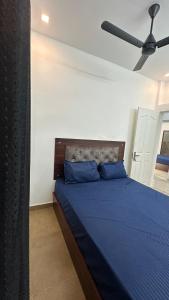 Postel nebo postele na pokoji v ubytování Jacob Residency