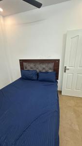 Postel nebo postele na pokoji v ubytování Jacob Residency