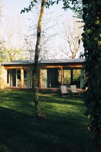 Κήπος έξω από το Maison d’hôte Les Grands Chênes