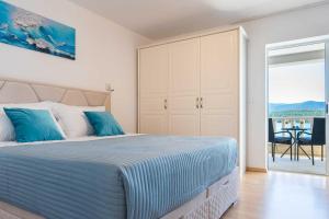 Postel nebo postele na pokoji v ubytování Villa Azzurro with Private Beach