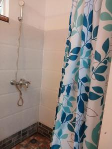 Bilik mandi di Calodyne Cozy Condo