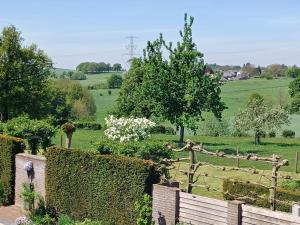 un giardino con una recinzione e un campo con alberi di Boave ut Wirkes a Klimmen