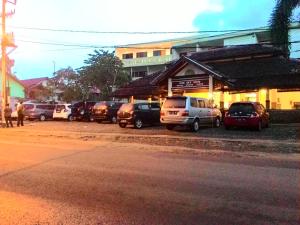 El barrio en el que está el hotel o un barrio cercano