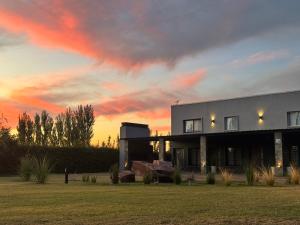 a building with a sunset in the background at Complejo Koi in General Alvear