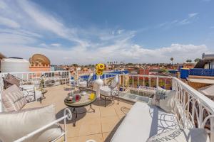 Balkón nebo terasa v ubytování RIAD AWINATI Location Privatisée ,piscine chauffée , beau Rooftop