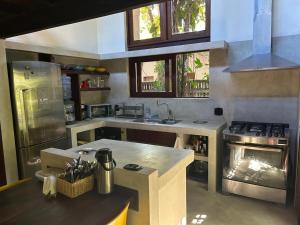 eine Küche mit Herd und Arbeitsplatte in der Unterkunft Maravilhosa Casa Praia de Santo Andre Bahia in Santo André + 18 Fotos