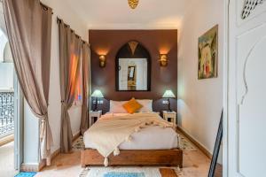 Postel nebo postele na pokoji v ubytování RIAD AWINATI Location Privatisée ,piscine chauffée , beau Rooftop + 37 fotografií