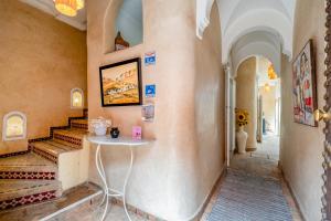 TV a/nebo společenská místnost v ubytování RIAD AWINATI Location Privatisée ,piscine chauffée , beau Rooftop