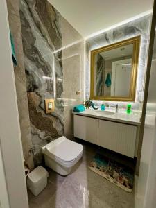 Ένα μπάνιο στο Stunning Luxury Alanya Apartment with Pool and Security