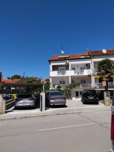 Room Benjamin في بوريتش: مجموعة من السيارات متوقفة أمام مبنى