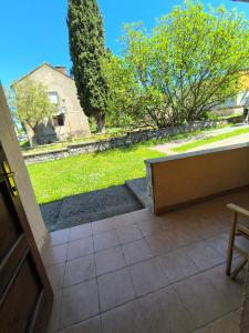 Κήπος έξω από το Stone House Apartment