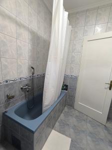 Ένα μπάνιο στο Stone House Apartment +6 φωτογραφίες