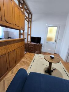 Μια τηλεόραση ή/και κέντρο ψυχαγωγίας στο Stone House Apartment