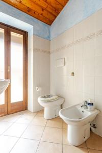 un baño con inodoro y lavabo en Offerta del Giorno! Secret Zen House in the Center W Free Parking and 24Hours Automatic Check-In - With Netflix & DisneyPlus, en Casale Monferrato 10 fotos más
