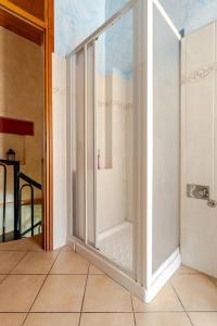 una ducha en un baño con puerta de cristal en Offerta del Giorno! Secret Zen House in the Center W Free Parking and 24Hours Automatic Check-In - With Netflix & DisneyPlus, en Casale Monferrato