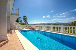 una piscina en el balcón de una casa en Casa Lorraine, en Mijas