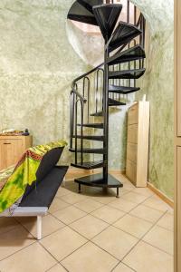 una escalera de caracol en una habitación con un banco en Offerta del Giorno! Secret Zen House in the Center W Free Parking and 24Hours Automatic Check-In - With Netflix & DisneyPlus, en Casale Monferrato