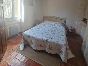 Ένα ή περισσότερα κρεβάτια σε δωμάτιο στο Maison de charme Villeneuve les Avignon