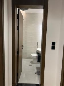 a bathroom with a toilet and a sink at شقق راحتك لتأجير اليومي السامر in Jeddah