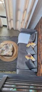 2 camas con almohadas en el suelo en una habitación en Entire Industrial-Style Loft in Maboneng, en Johannesburgo