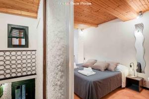 a bedroom with a bed in a room at La Grotta in Vernazza