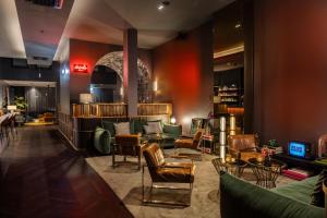 杜塞尔多夫Hotel AMANO Düsseldorf的配有沙发、桌椅的大厅