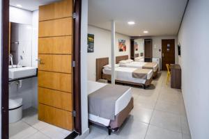 Postel nebo postele na pokoji v ubytování Bessa Beach Hotel