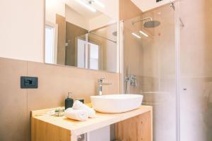 een badkamer met wastafel en douche bij Costa Blu - Pool and terrace overlooking the lake in Riva di Solto +30 foto's