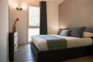 een slaapkamer met een groot bed en een raam bij Costa Blu - Pool and terrace overlooking the lake in Riva di Solto