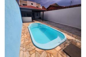 a large blue bath tub sitting on a patio at Espaço Quinze - Hospedagem e Lazer in Ribeirão Preto
