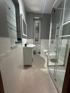 Et badeværelse på Appartamento Alba + 14 billeder