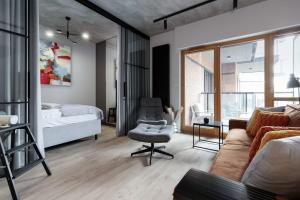 Cama o camas de una habitación en Luxury Apartment at Sienna Grobla with Sauna Gym and Parking by Noclegi Renters