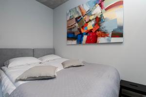 Cama o camas de una habitación en Luxury Apartment at Sienna Grobla with Sauna Gym and Parking by Noclegi Renters