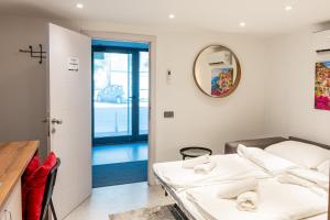 Posteľ alebo postele v izbe v ubytovaní StayWithUs , ground Floor