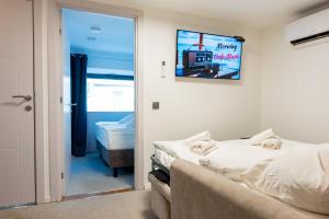 Posteľ alebo postele v izbe v ubytovaní StayWithUs , ground Floor