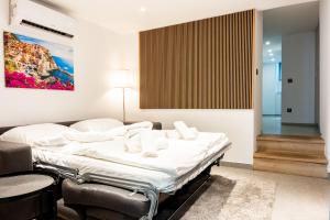 Posteľ alebo postele v izbe v ubytovaní StayWithUs , ground Floor