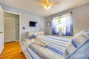 Ένα ή περισσότερα κρεβάτια σε δωμάτιο στο Fish and Bird Watch Waterfront Jacksonville Gem