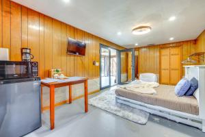 Η κουζίνα ή μικρή κουζίνα στο Fish and Bird Watch Waterfront Jacksonville Gem