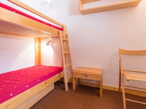 Ένα ή περισσότερα κρεβάτια σε δωμάτιο στο Apt Chaleureux Proche Pistes avec Balcon & TV - Montchavin - FR-1-181-2506