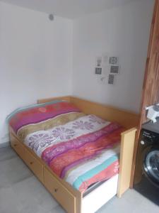 een bed met een houten frame in een kamer bij Les Appartements De Lina - Trianon 38 - Self Check-In - in La Grande-Motte