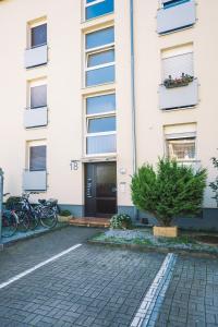 un bâtiment avec des vélos garés devant lui dans l'établissement Vintage Apartment Schwetzingen - 2 Zimmer - Küche, Bad & Balkon, à Schwetzingen