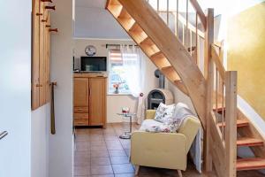 TV a/nebo společenská místnost v ubytování Ferienhaus Mandelhaus 1 mit Boddenblick - Natur & Entspannung in Saal