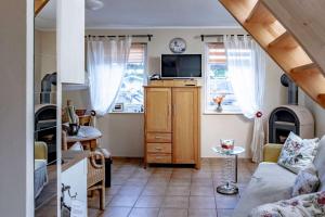 TV a/nebo společenská místnost v ubytování Ferienhaus Mandelhaus 1 mit Boddenblick - Natur & Entspannung in Saal