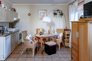 Kuchyň nebo kuchyňský kout v ubytování Ferienhaus Mandelhaus 1 mit Boddenblick - Natur & Entspannung in Saal