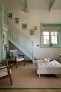 een woonkamer met een bank en een trap bij Montagu in Thornhill