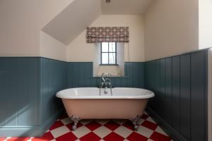 een bad in een groene badkamer met een raam bij Montagu in Thornhill +34 foto's