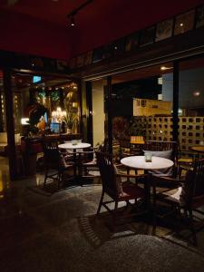 un restaurante vacío con mesas y sillas en la oscuridad en The Deer Head Inn, en Kenting 37 fotos más
