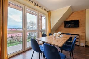 Televízia a/alebo spoločenská miestnosť v ubytovaní Apartament Królewska 13 z jacuzzi Odkryj-Zakopane + 20 fotografií