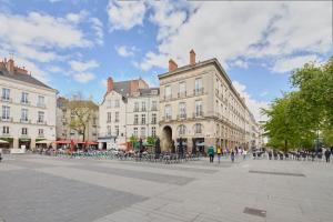 a city square with buildings and people walking around at Le Nid du Bouffay, Hyper centre de Nantes in Nantes