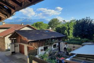 eine Draufsicht auf ein Haus mit einem Dach in der Unterkunft Maison de village au pied de la montagne in Lumbin + 9 Fotos